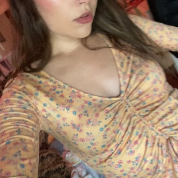 Cute orange floral cinched crop top with flare sleeves. - Picture 2 of 7